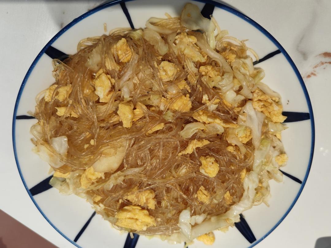 做鸡蛋炒粉丝，千万不要直接炒，多加一步，好看又好吃