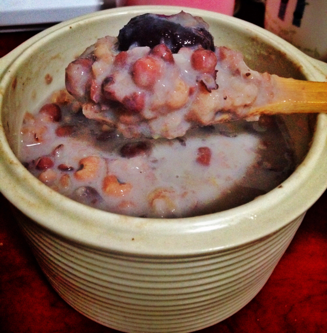 红枣红豆薏仁牛奶粥