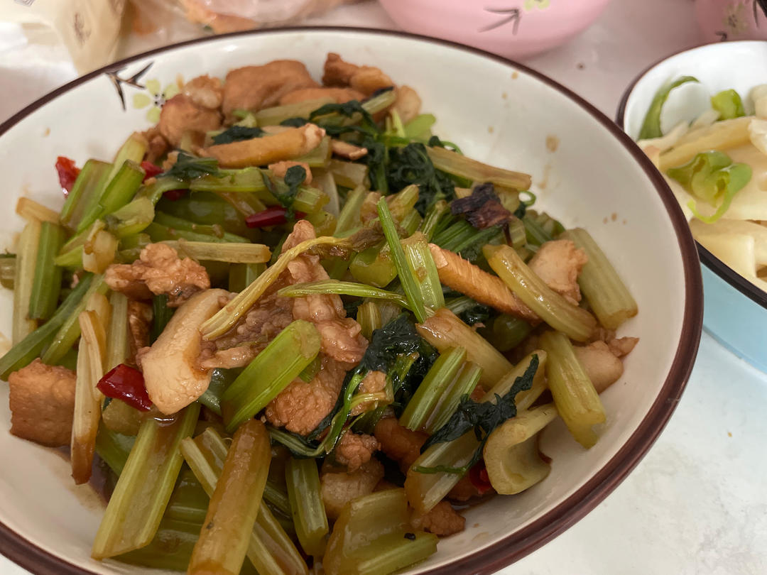 下饭芹菜炒肉