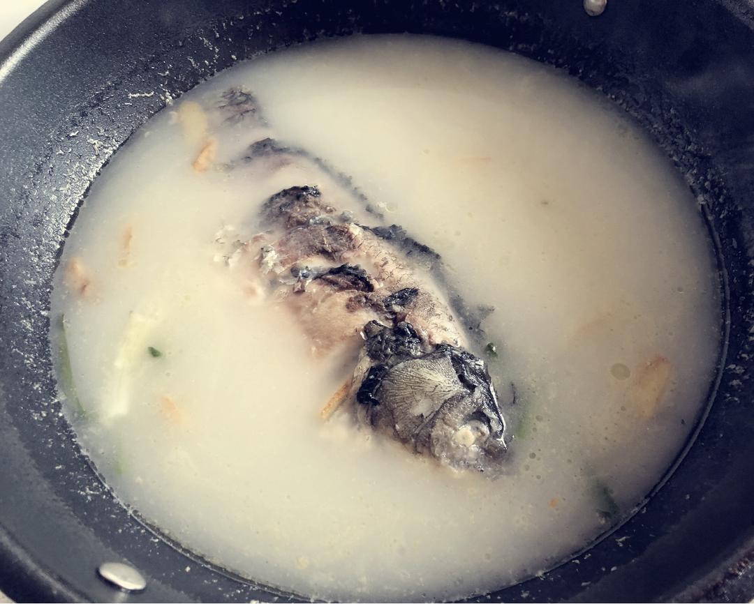 清炖鲫鱼汤 三个关键步骤让你轻松炖出汤浓味鲜色白似奶的鲫鱼汤