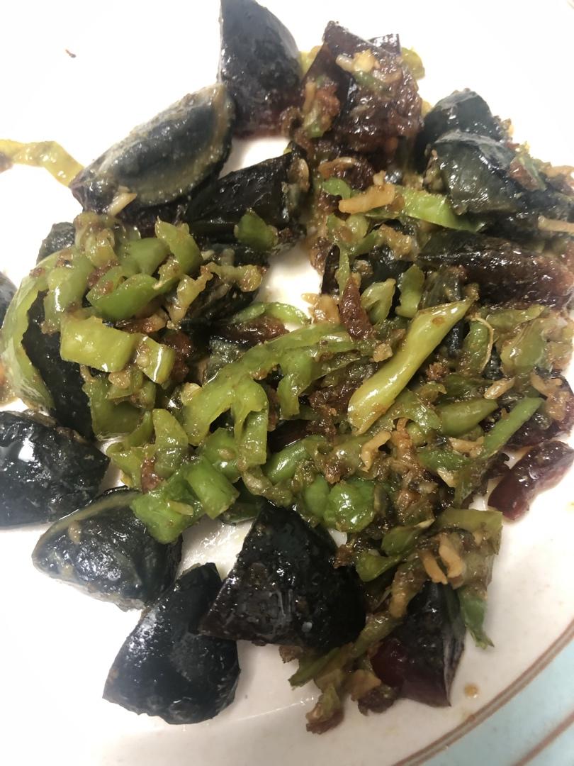 青椒炒皮蛋😋你以为它是黑暗料理？其实是下饭神菜😆