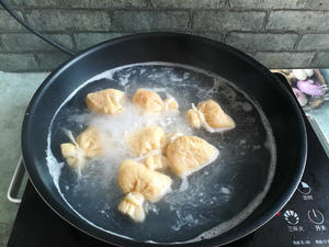 干锅土豆鱼籽福袋的做法 步骤4