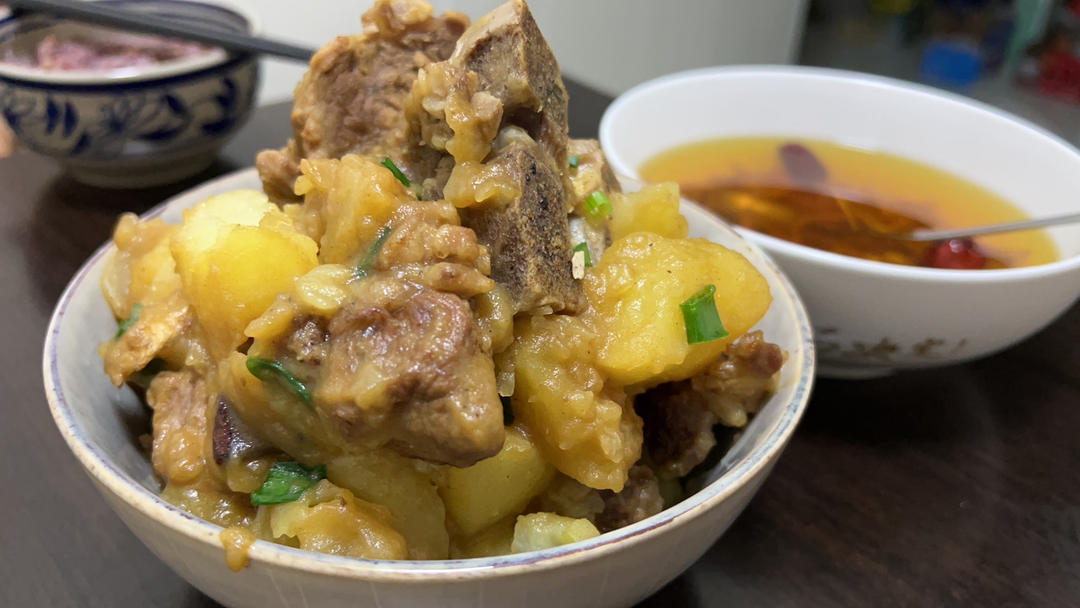 吃不够的脊骨炖土豆