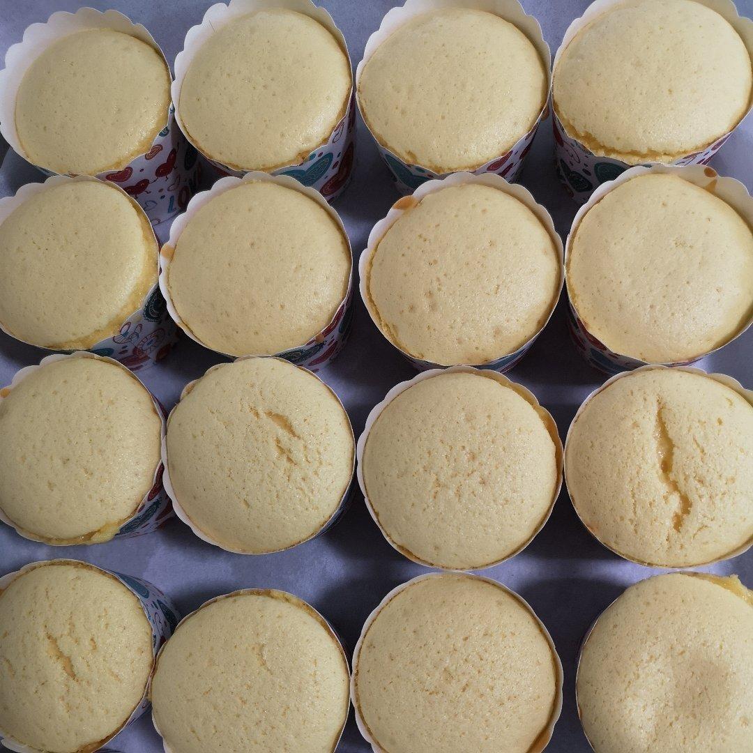 全蛋法打发原味海绵杯子蛋糕