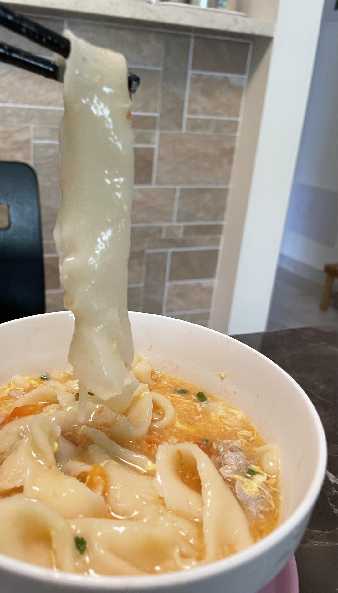 面片汤，面片爽滑筋道又柔软，汤汁鲜美
