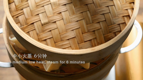 【小高姐】虾仁蒸饺 有颜值更有味道的凹凸有致的S型蒸饺的做法 步骤17