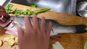 葱香烤鱼的做法 步骤4