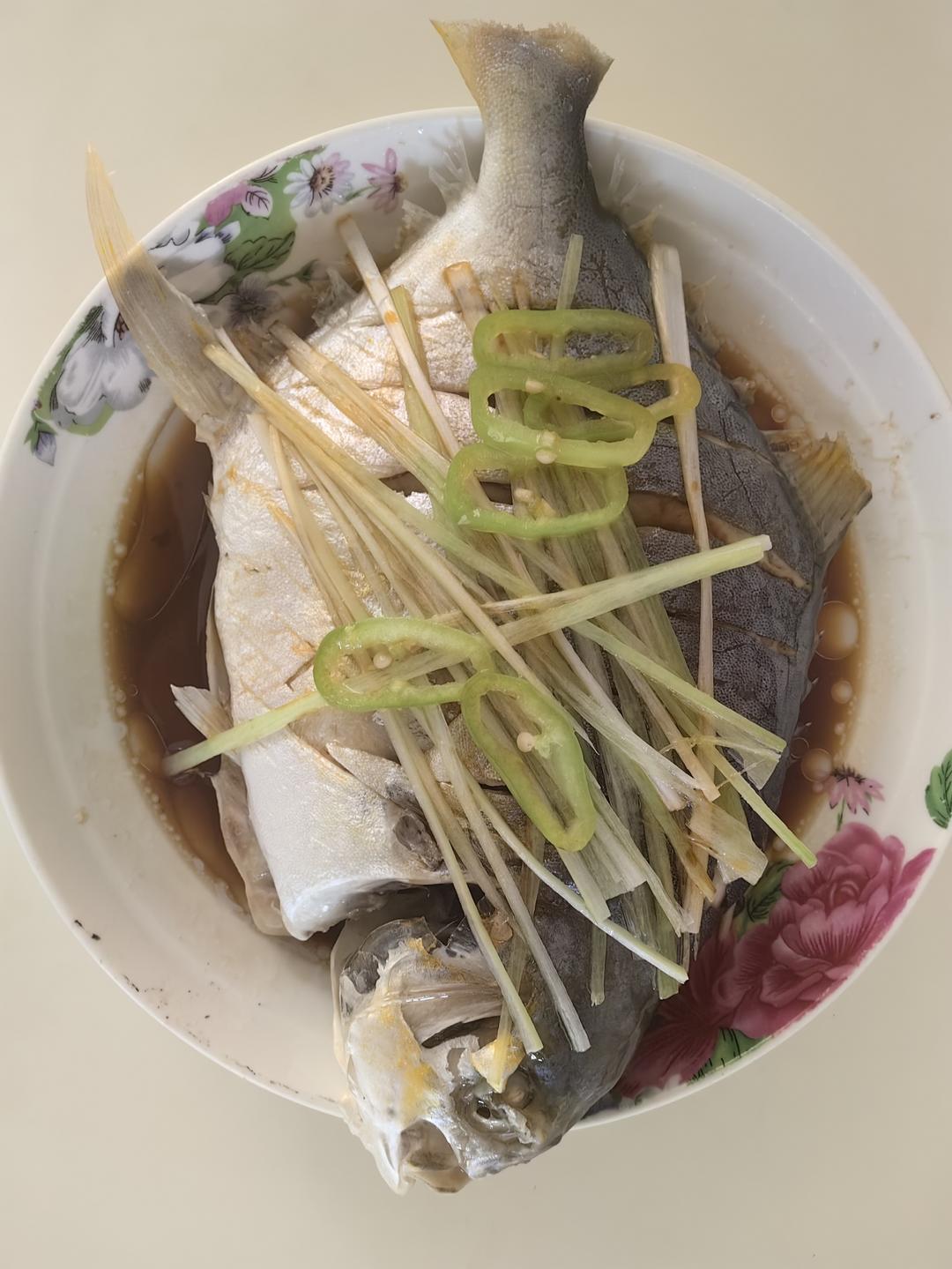 清蒸金鲳鱼，简单易做，年夜饭必备的一道菜，年年有余！