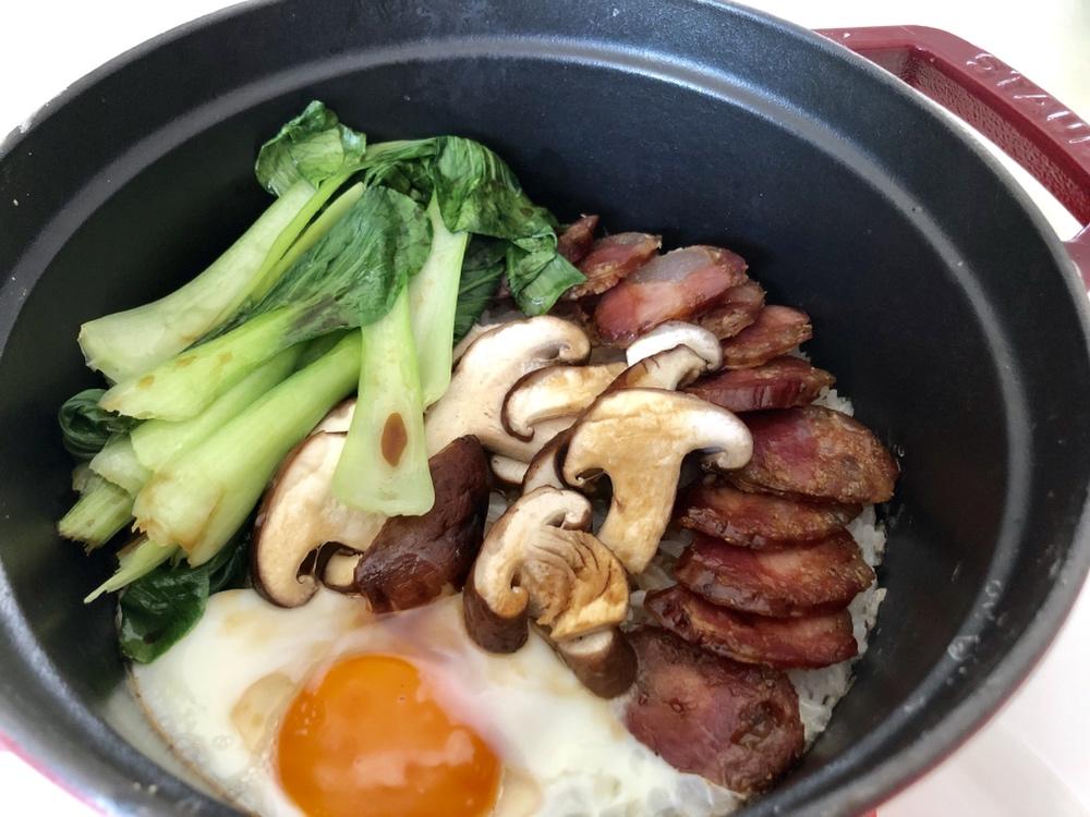 铸铁锅腊肠煲仔饭