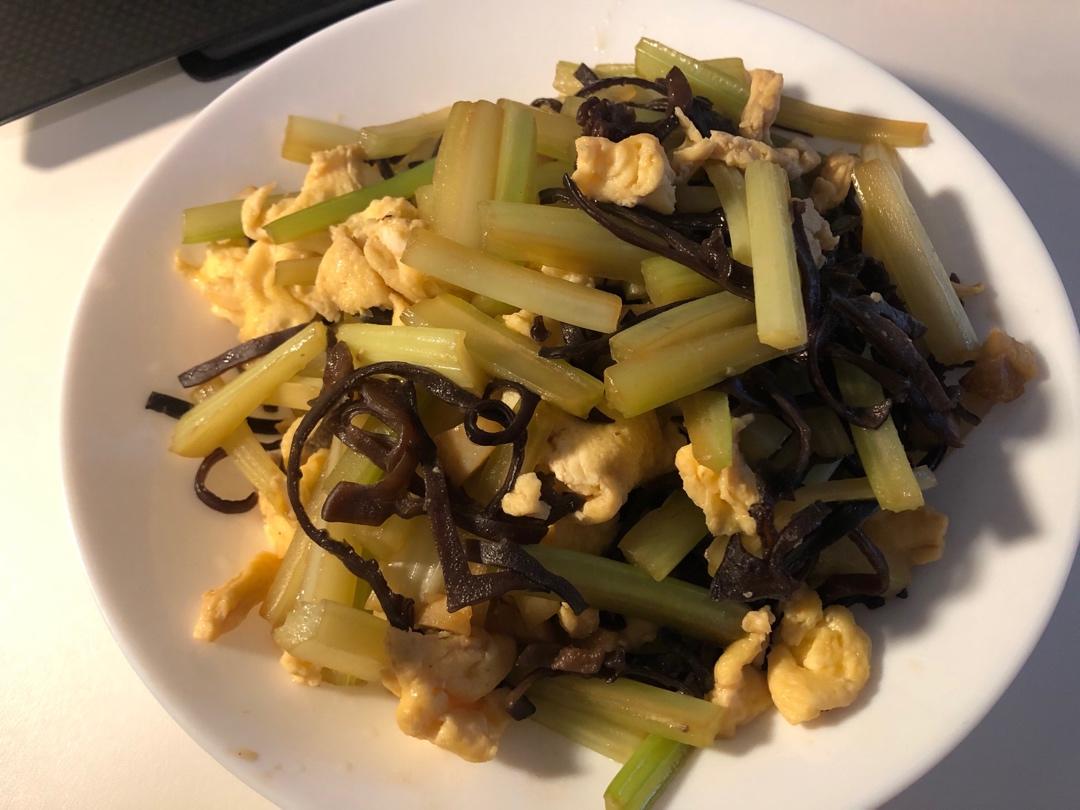 芹菜木耳炒鸡蛋