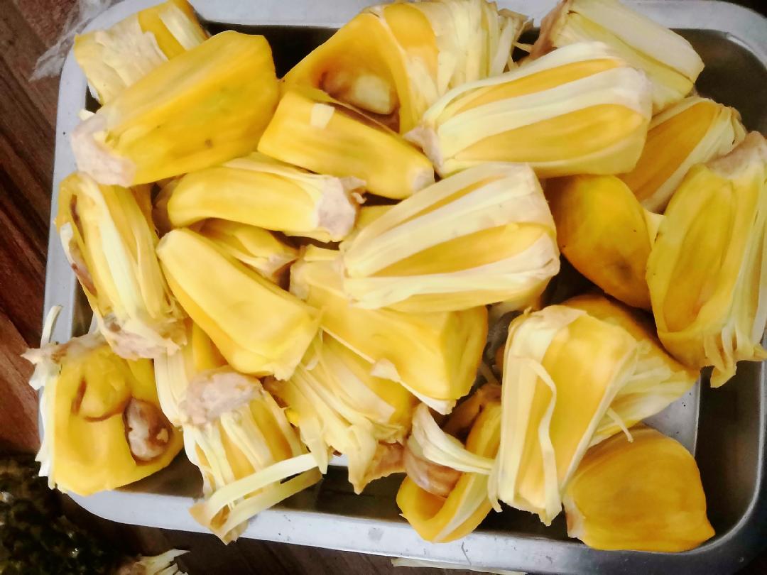 史上最快剝菠蘿蜜的方法（自認為哈哈哈）的做法 步驟5