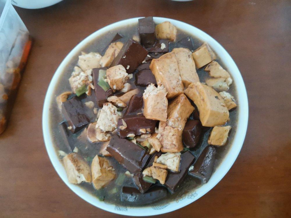 滑嫩鸭血豆腐