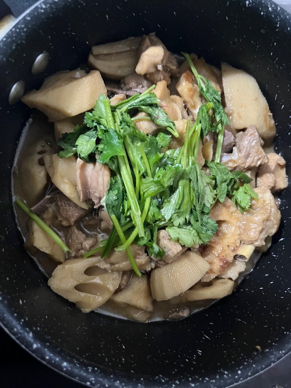 鸡腿炖莲藕的做法