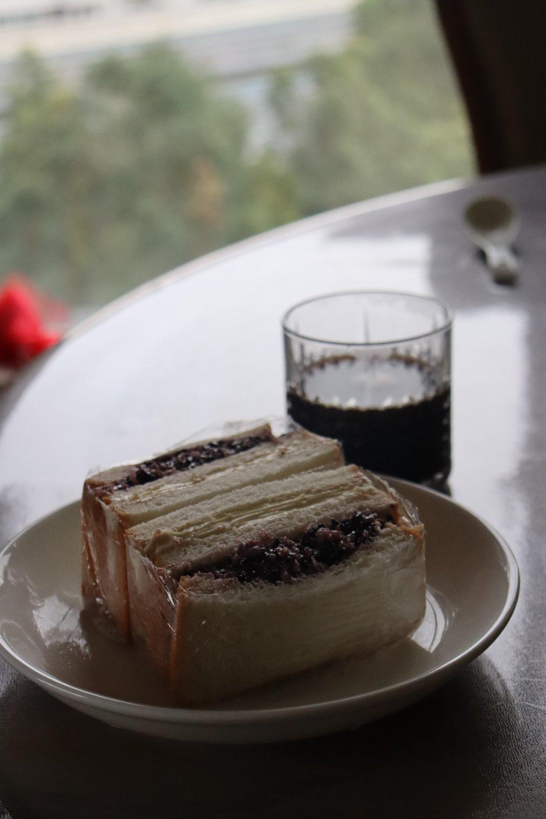 满口奶酪的紫米面包