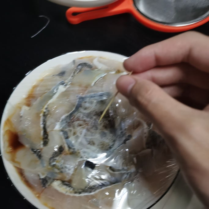 浅浅在宿舍爆一个，油爆剁椒鱼片的做法 步骤4