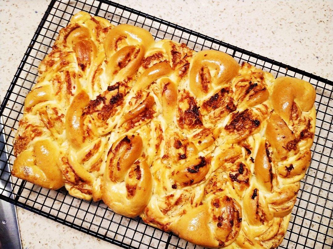 胡萝卜肉松辫子排包