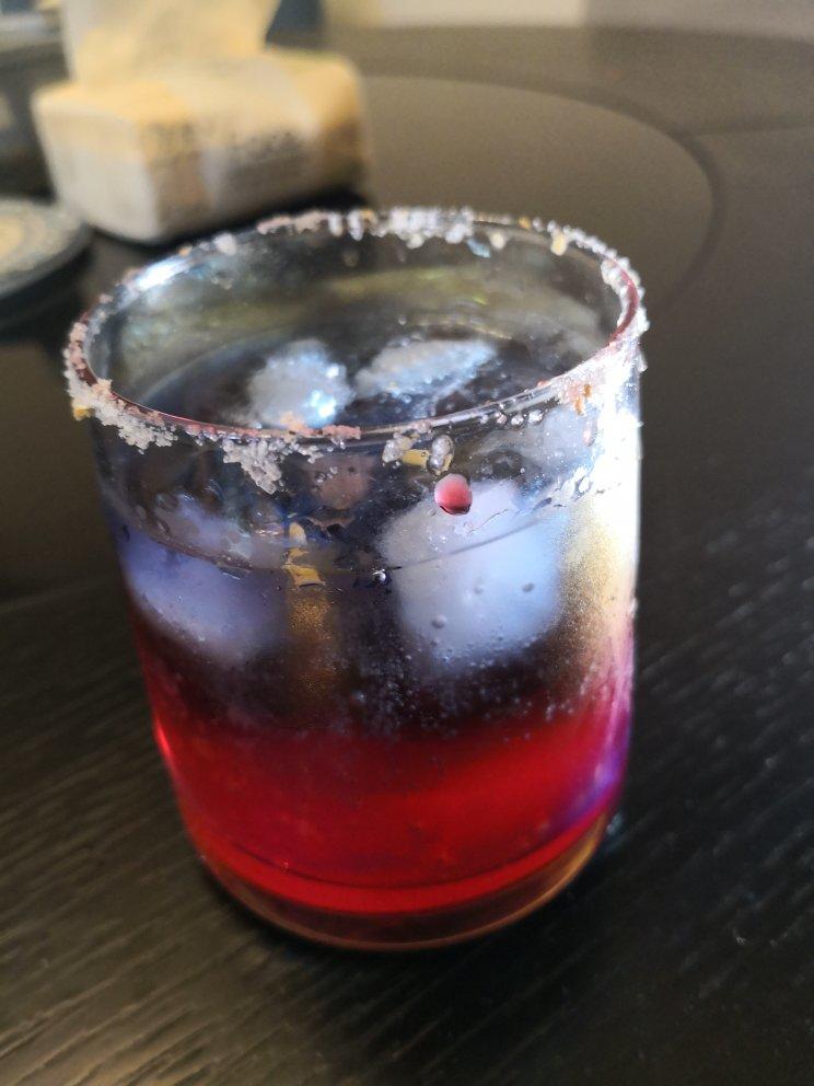 玛格丽特鸡尾酒 酒杯里的冰火星河
