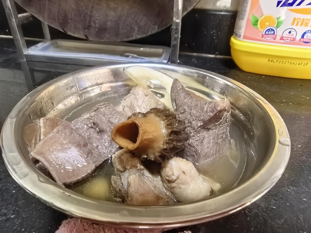 虎乳菌猪横利猪骨汤