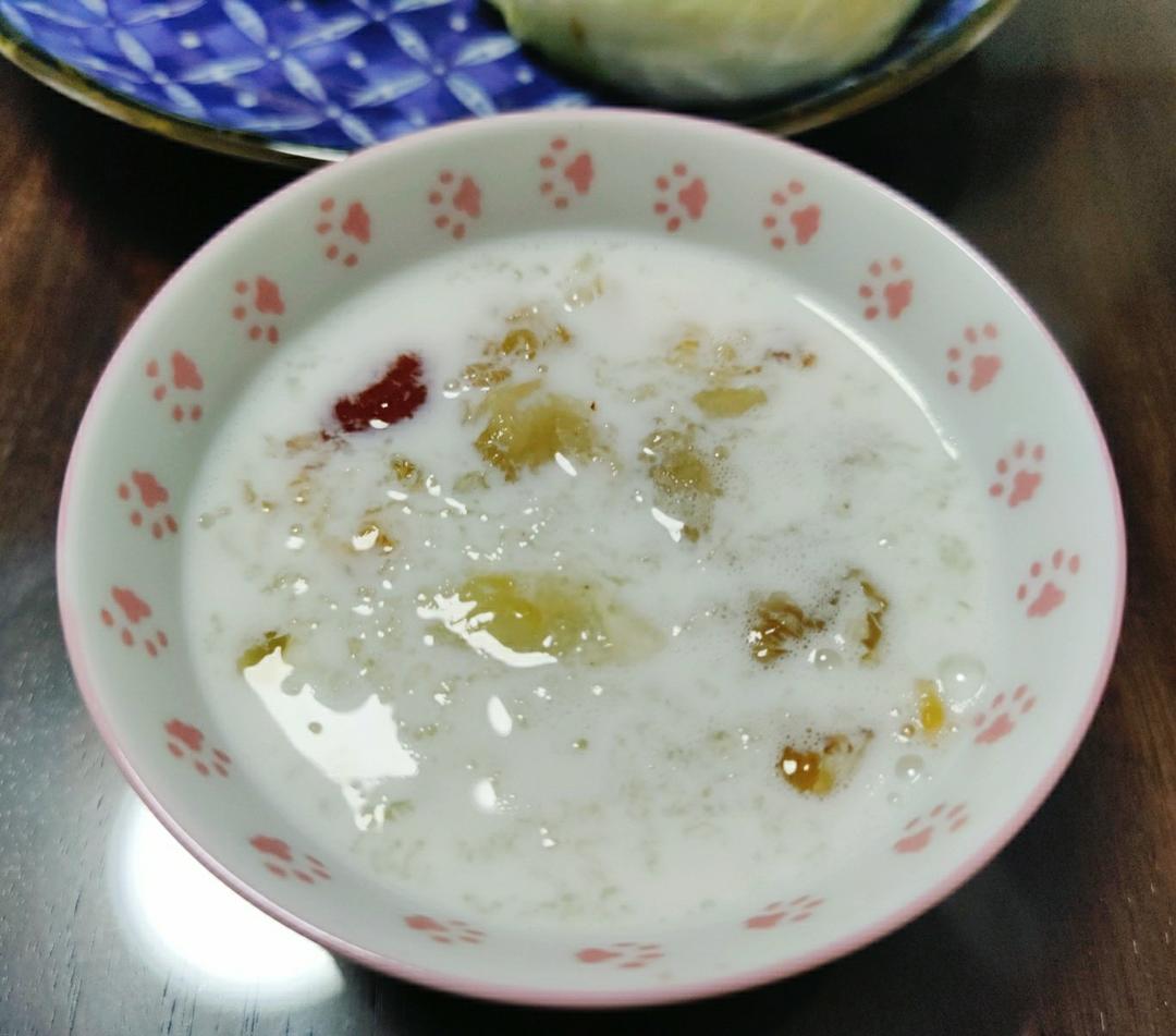 润肺清火--冰糖雪梨银耳汤