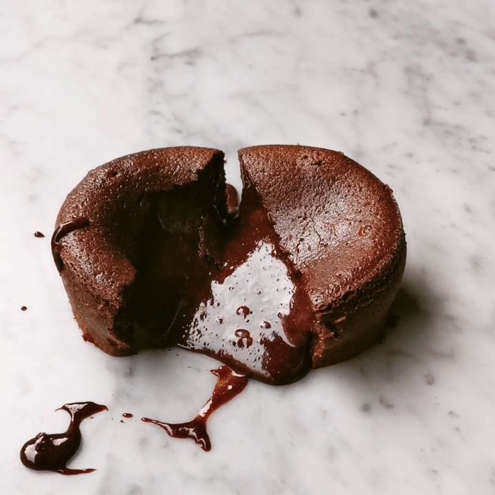 一口满足之5分钟完美版无糖低碳生酮浆爆流心黑巧克力可可蛋糕（ph大师方子改）的做法