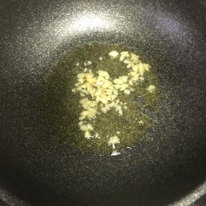 快手菜 炒青椒香菇鸡腿丁的做法 步骤2