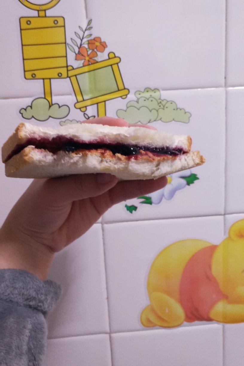 超简单花生酱果酱三明治（PB&J）