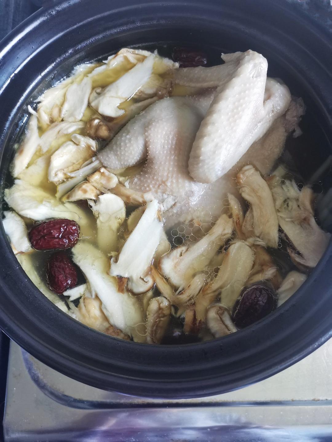 超有营养的松茸土鸡汤