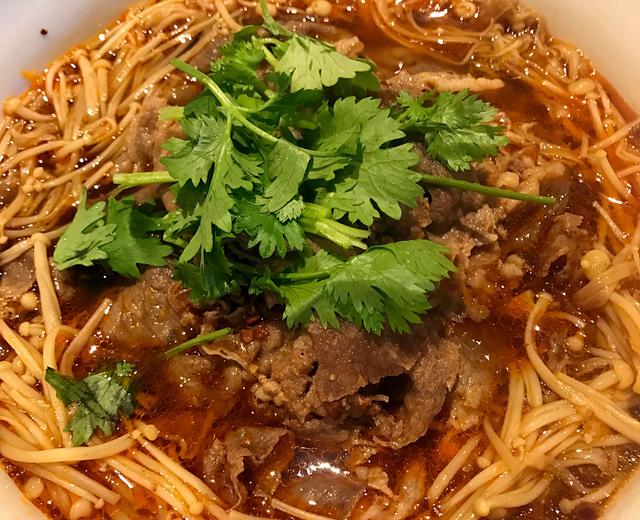 红油肥牛金针菇的做法