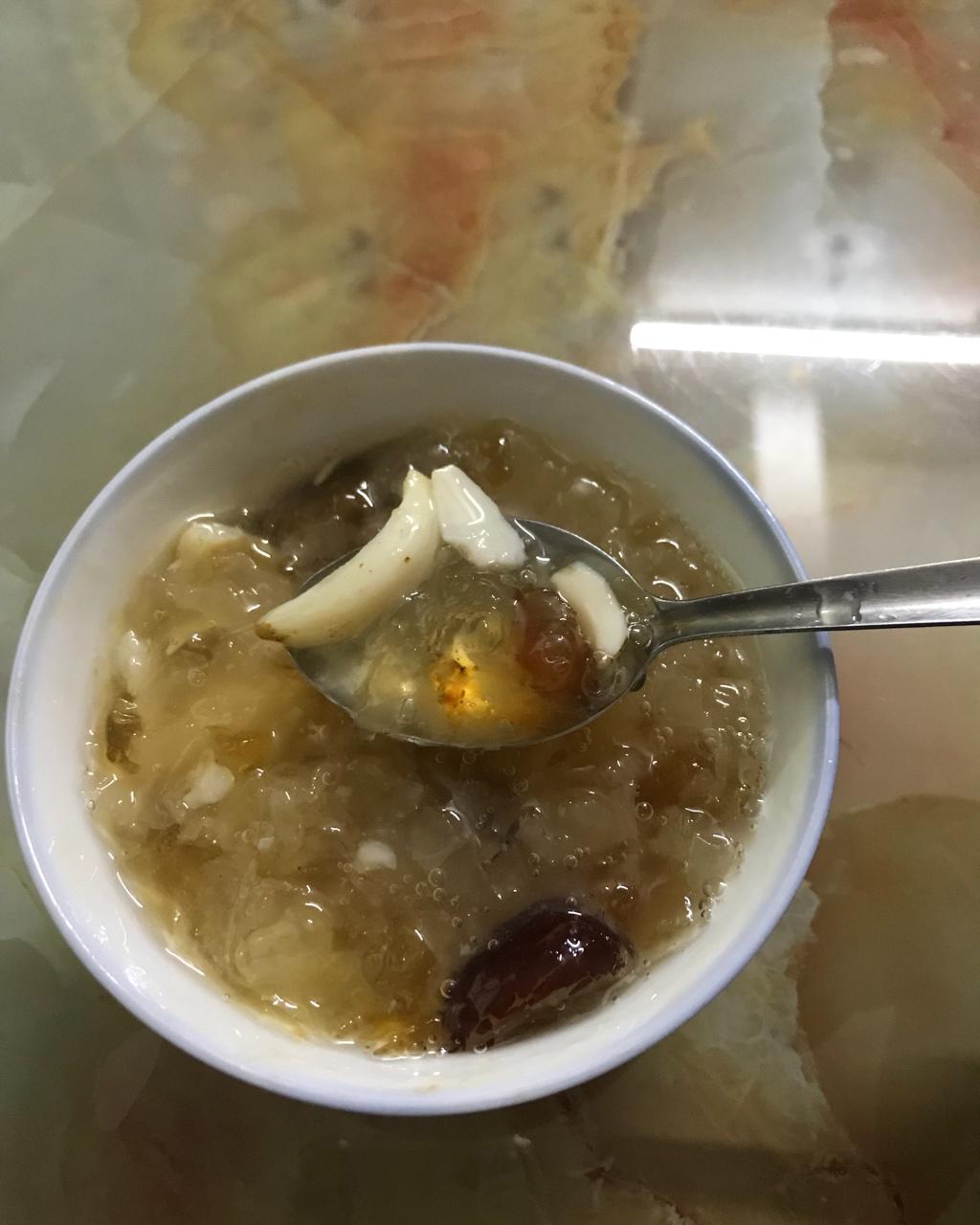 美容润肤 益气补血《桃胶皂角米百合银耳红枣羹》