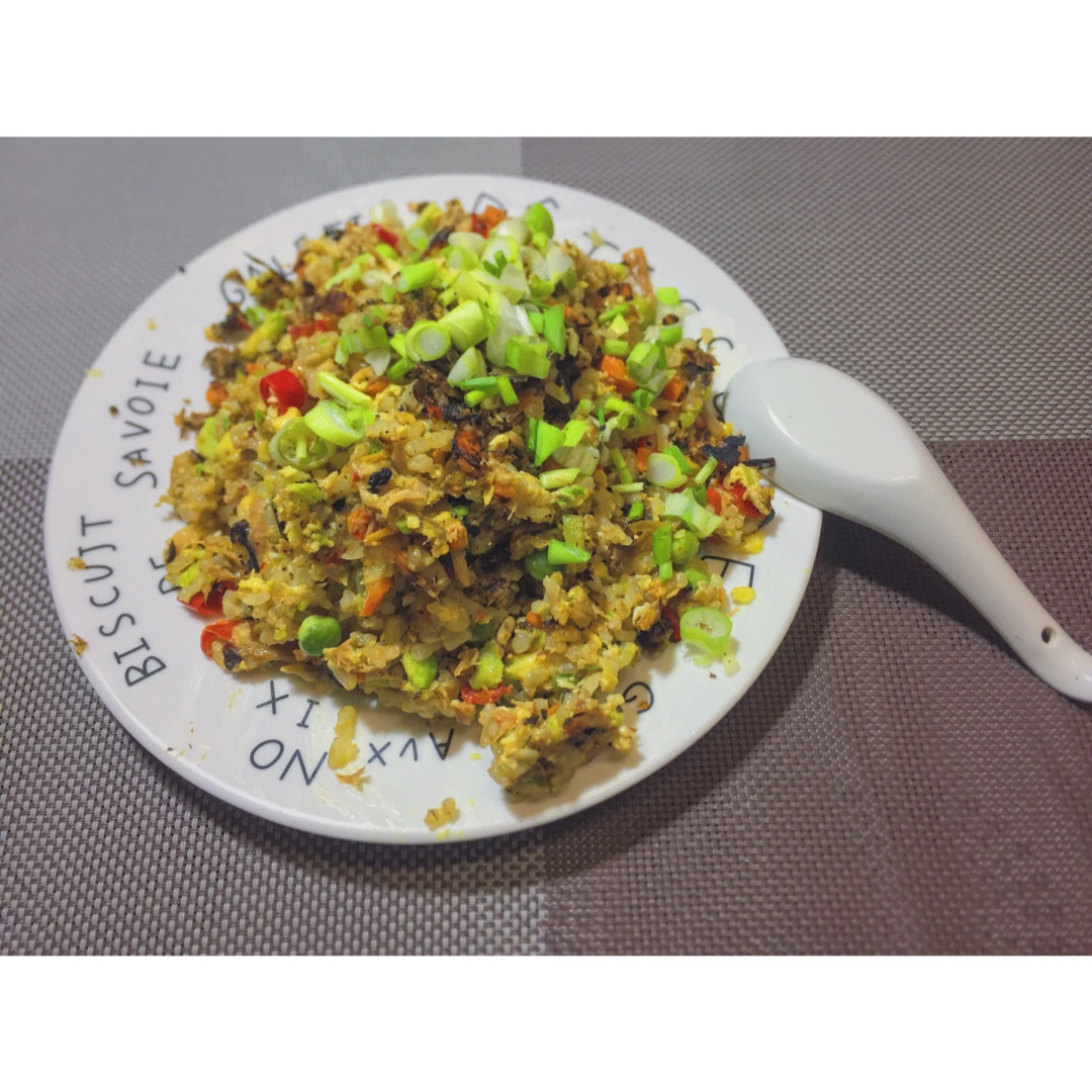 糙米金枪鱼蛋炒饭