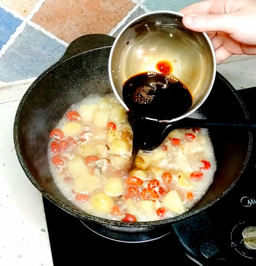 龙虾尾烧土豆的做法 步骤7