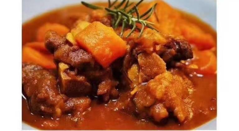 小美红酒煨牛尾的做法