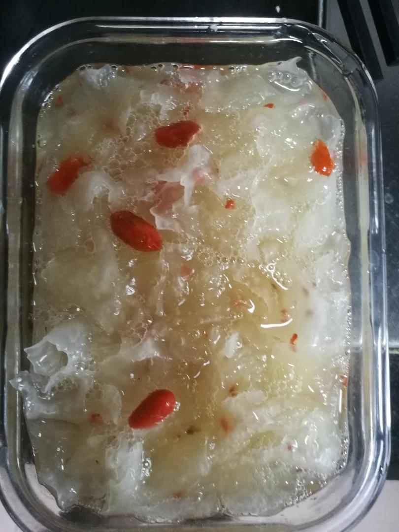 冰糖银耳莲子羹。（内附电饭煲做法）