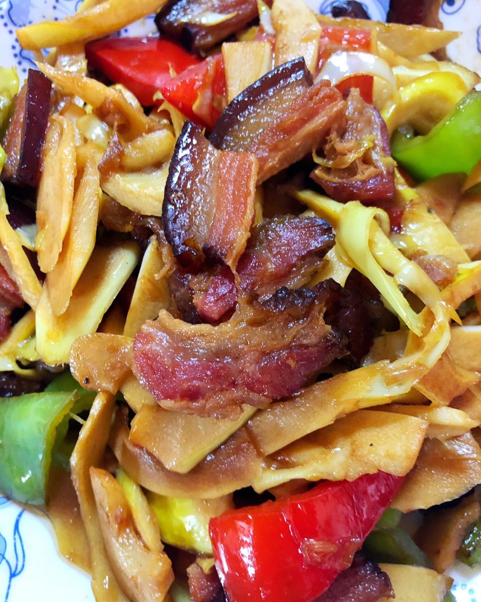 树懒树懒做的腊肉炒春笋