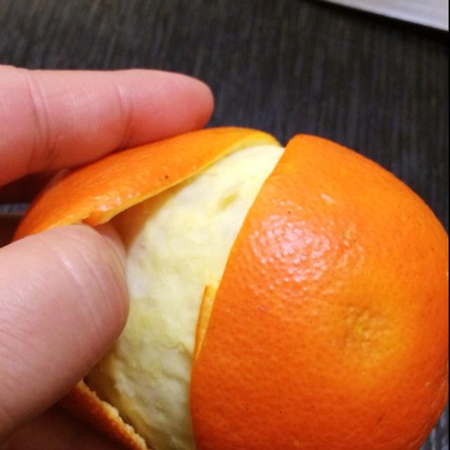 谁都可以学会的快速手剥橙子的做法 步骤5