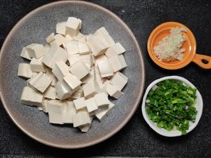 不放肉也超下饭的葱焖豆腐的做法 步骤1