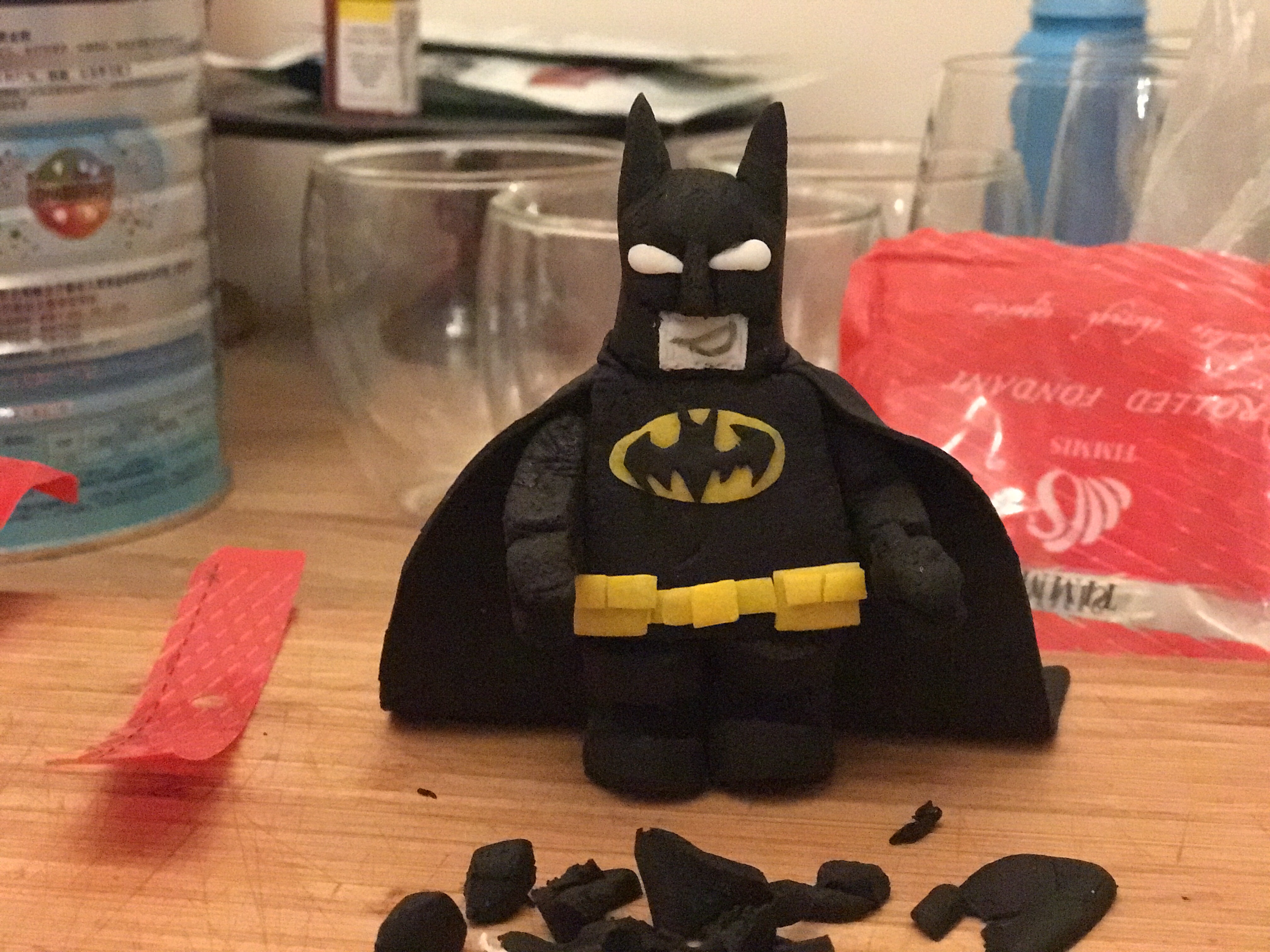 蝙蝠侠翻糖蛋糕的做法 步骤7