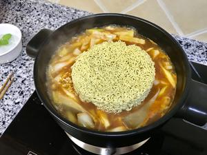 海鲜蔬菜年糕拉面锅的做法 步骤15