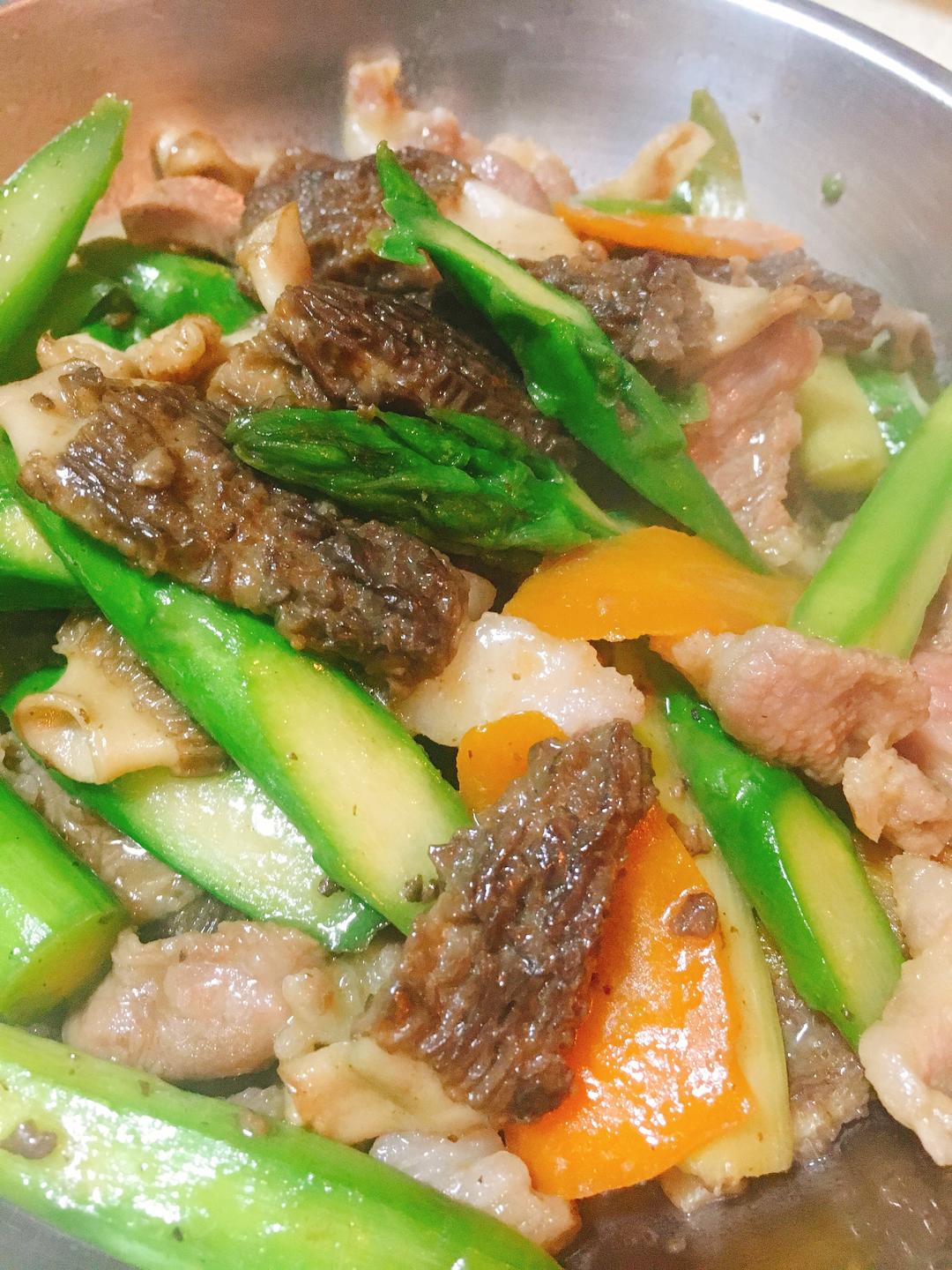 鲜羊肚菌炒芦笋肉片的做法
