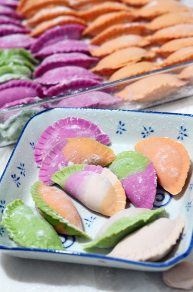 纯天然粉红色饺子