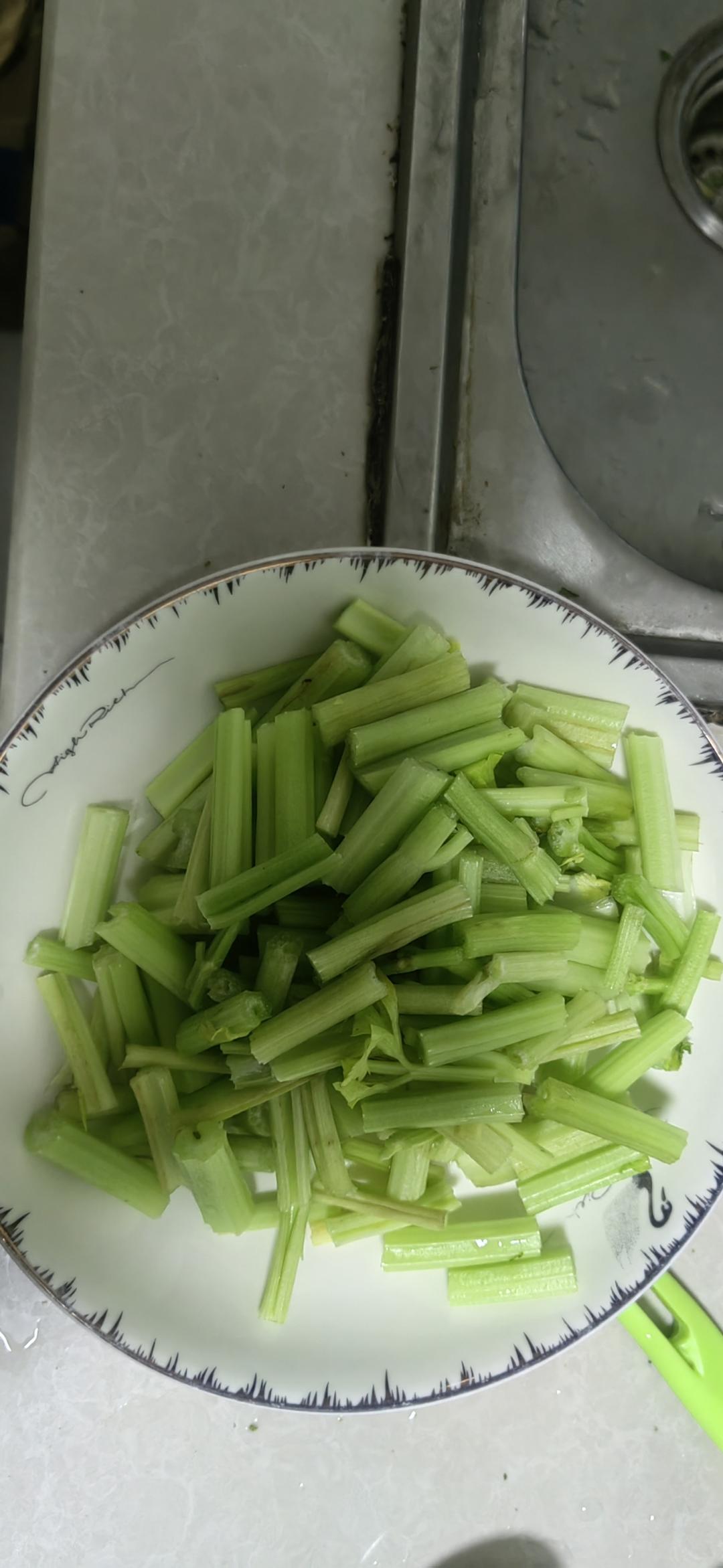 芹菜炒鸡蛋