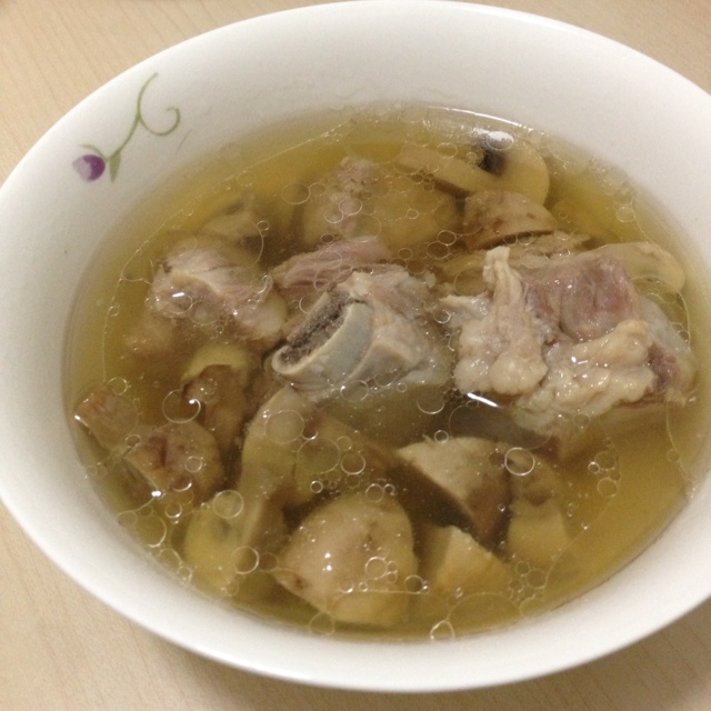 新夷做的白蘑菇排骨汤