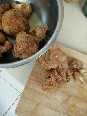 猴头菇玉米排骨汤的做法 步骤1
