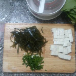 海带丝豆腐汤的做法 步骤2