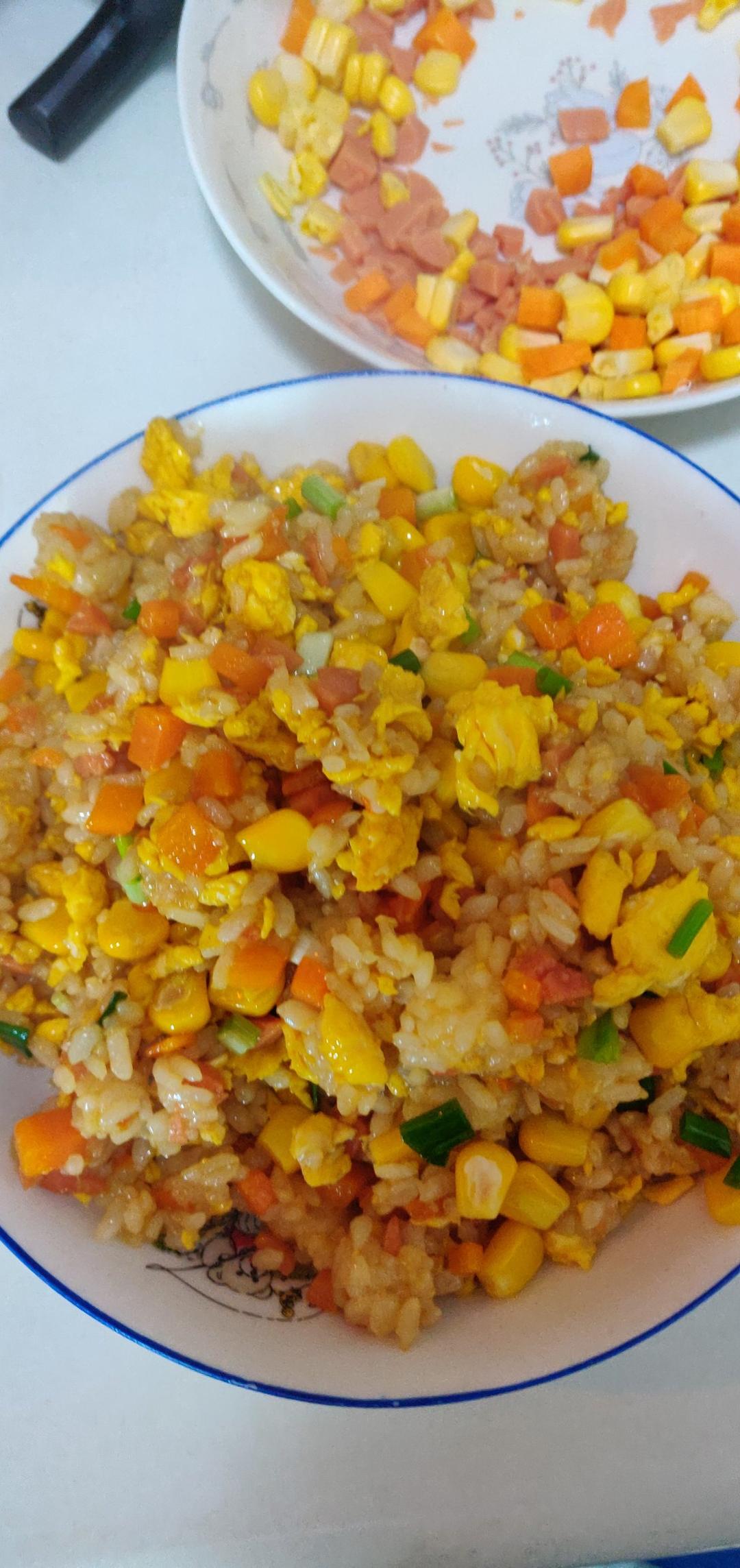 牛布斯做的玉米胡萝卜火腿鸡蛋炒饭