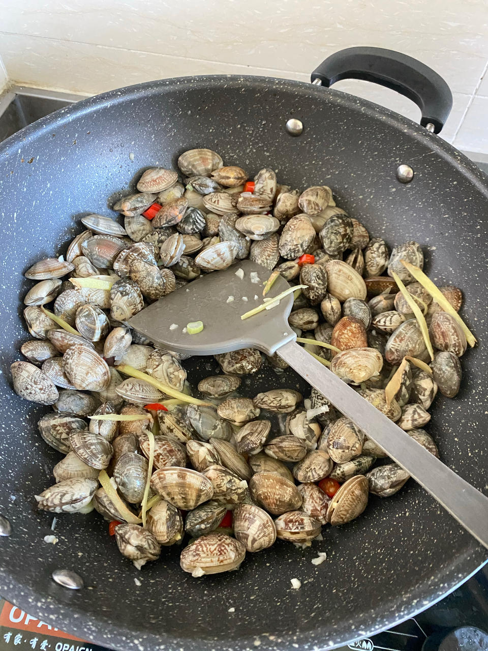 🔥超级简单的辣炒花蛤～味道绝对好吃到舔壳