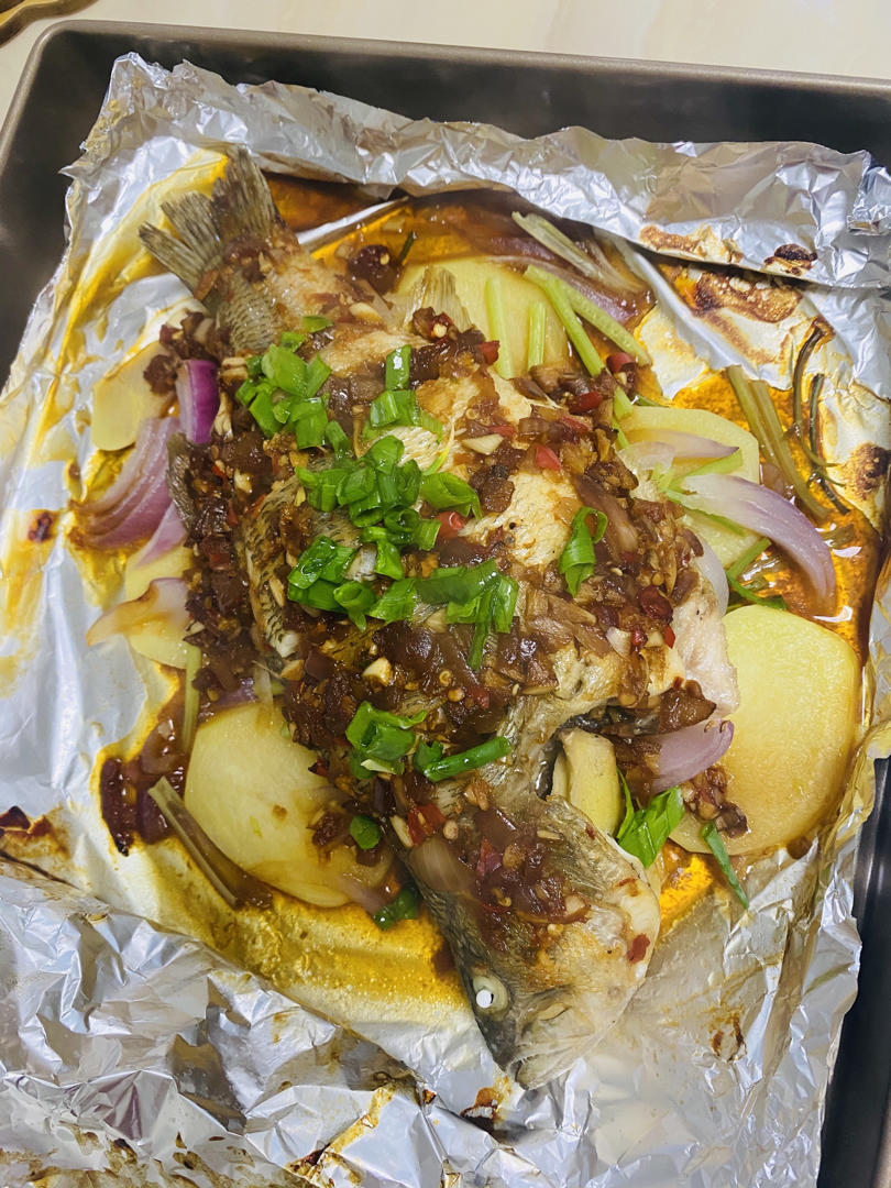 比蒸着吃更过瘾的【锡纸包烤鲈鱼】