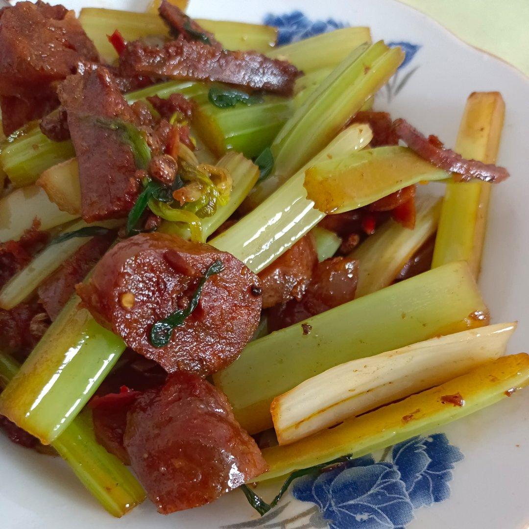 【芹菜炒腊肠】5分钟出锅比饭店还香，厨房新手家常菜谱！