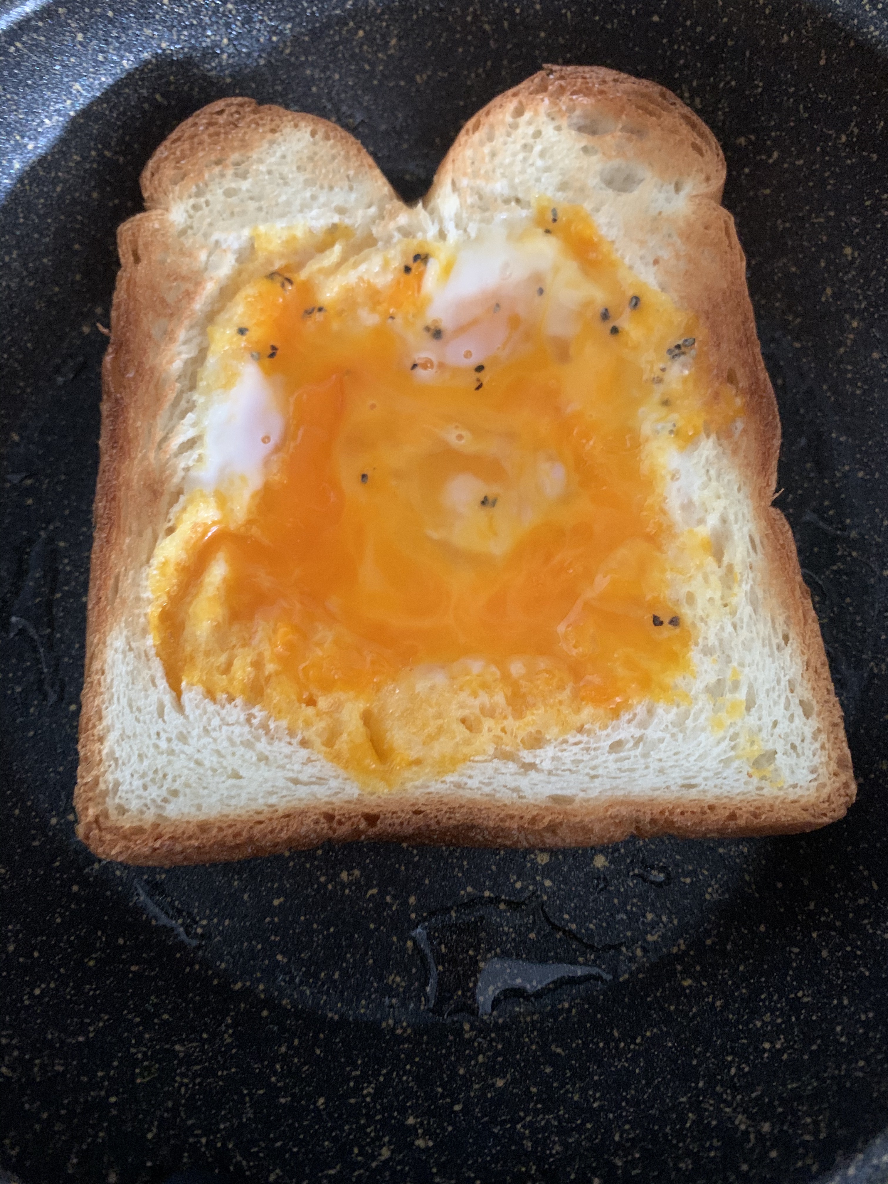 【5分钟早餐 】鸡蛋培根芝士吐司三明治的做法 步骤3