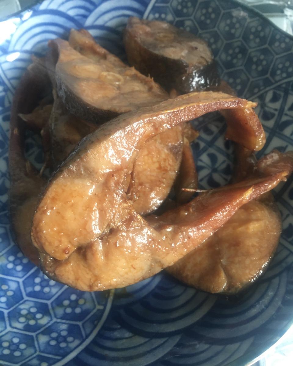爆鱼。又叫熏鱼。